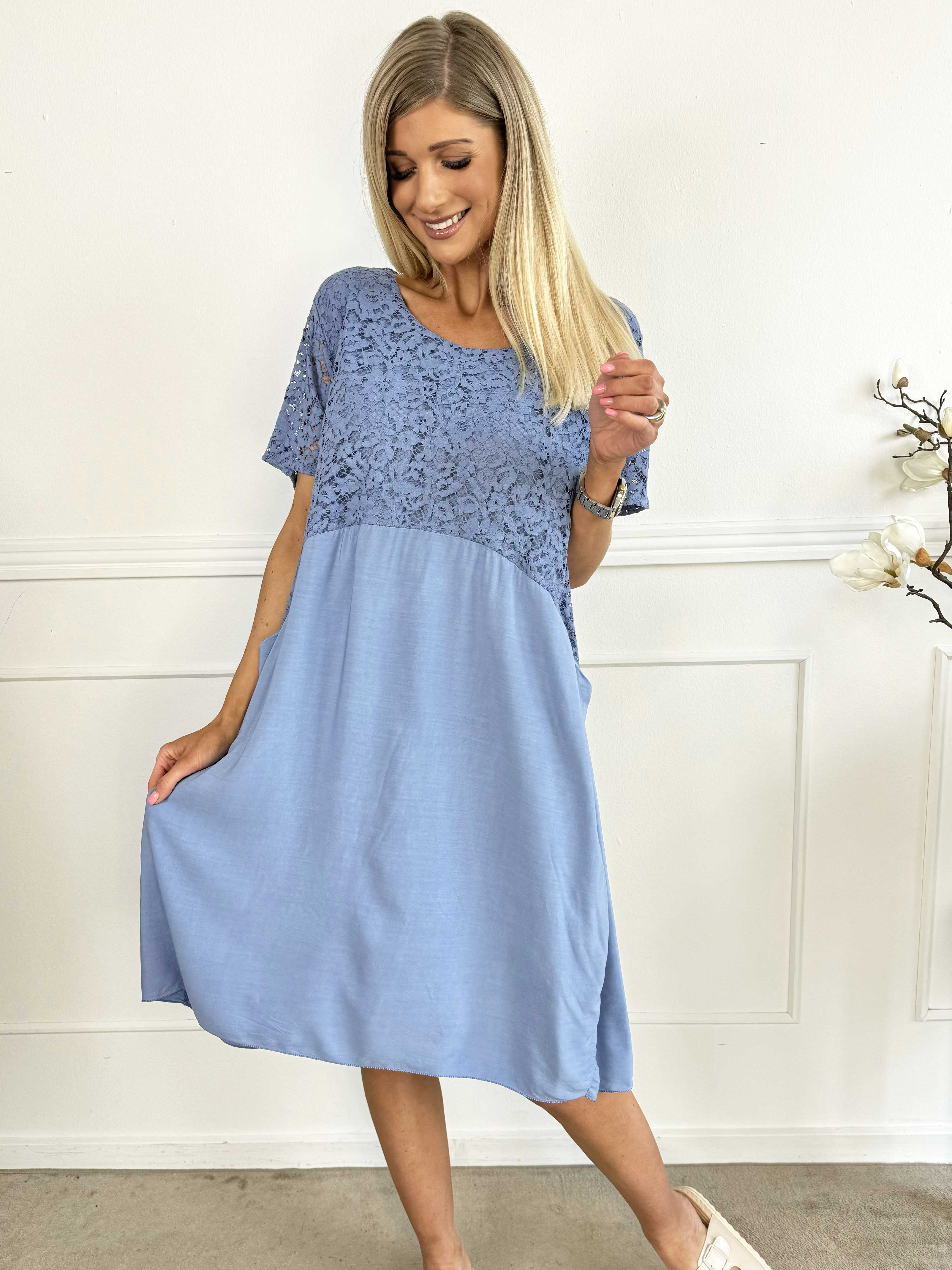 Sannie - Sød kjole med blonde og lommer